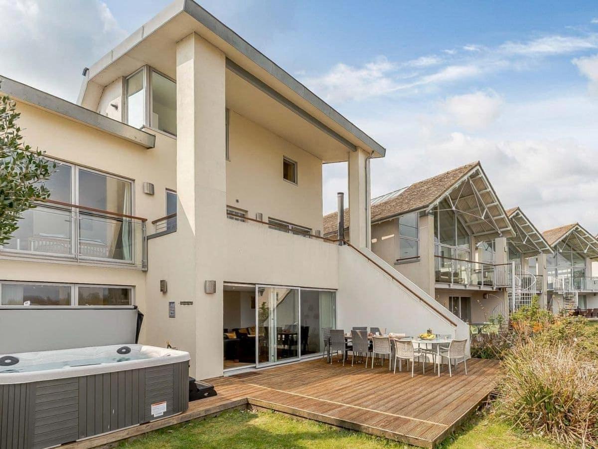 Cotswolds Lakehouse, With Hot Tub & Spa Access, Lower Mill Estate Somerford Keynes Экстерьер фото