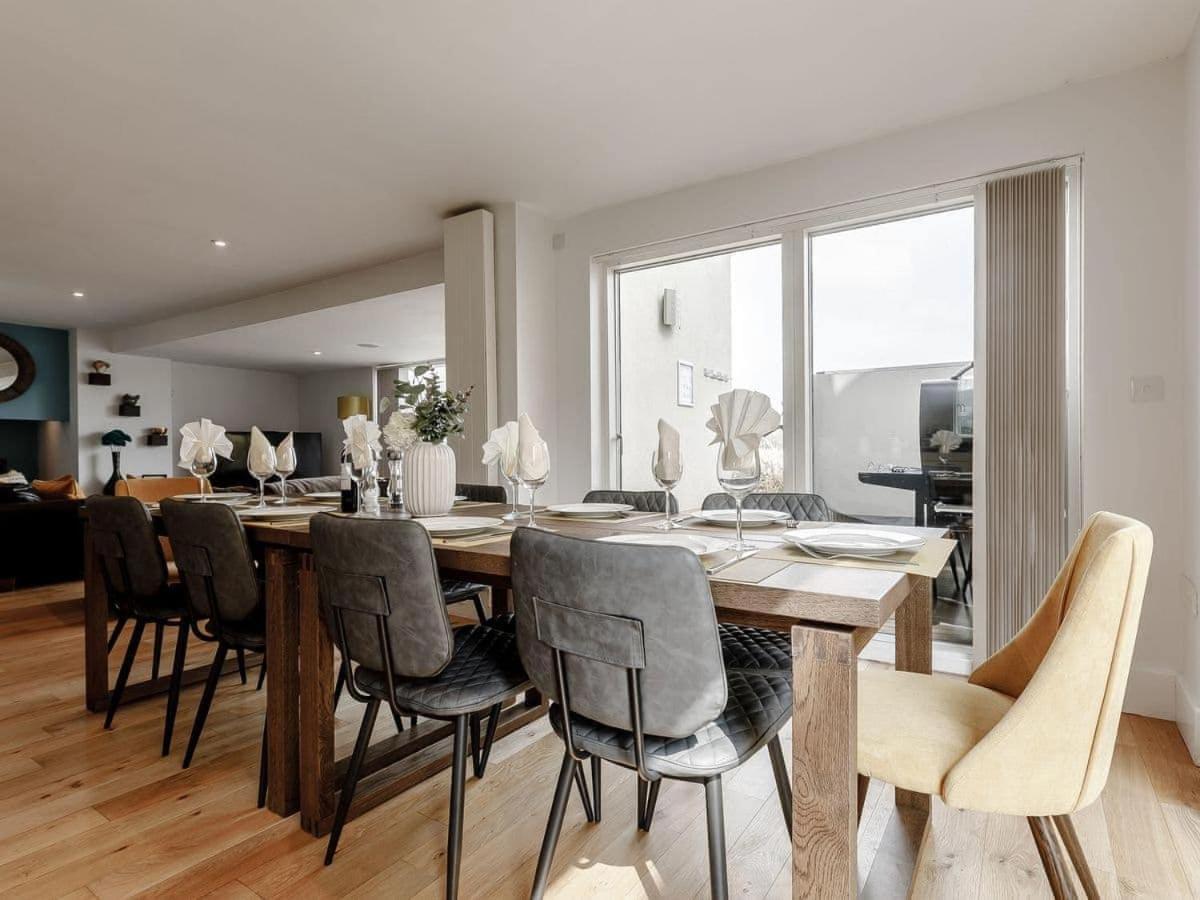 Cotswolds Lakehouse, With Hot Tub & Spa Access, Lower Mill Estate Somerford Keynes Экстерьер фото