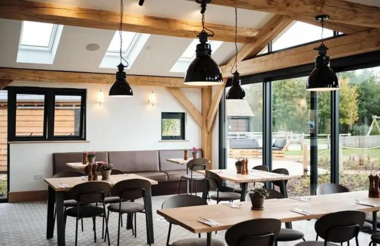 Cotswolds Lakehouse, With Hot Tub & Spa Access, Lower Mill Estate Somerford Keynes Экстерьер фото
