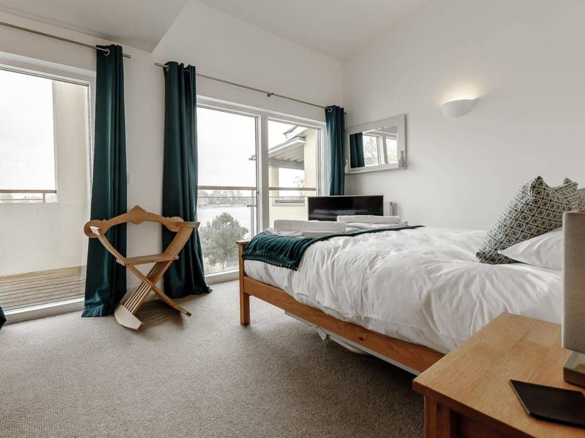 Cotswolds Lakehouse, With Hot Tub & Spa Access, Lower Mill Estate Somerford Keynes Экстерьер фото