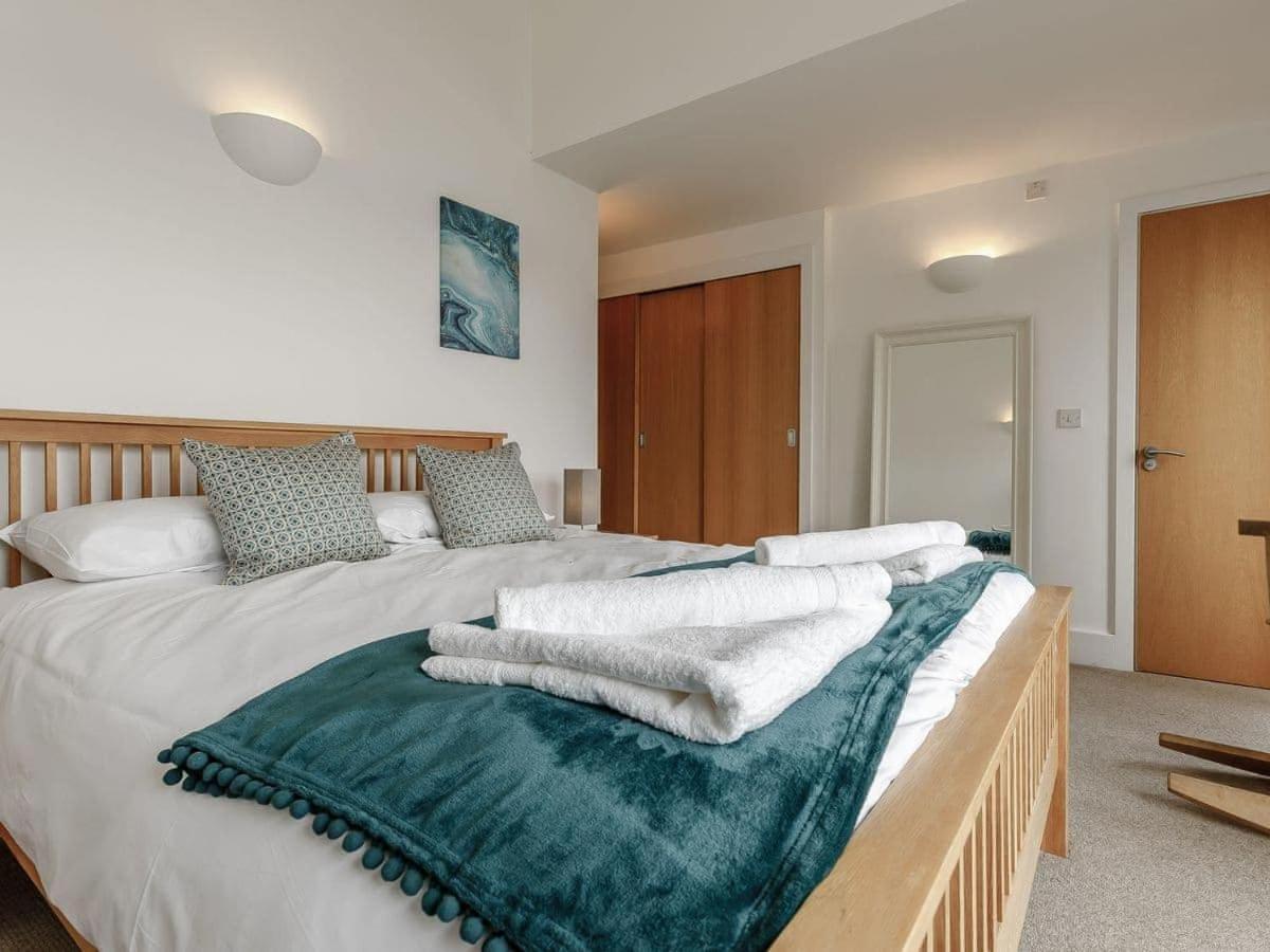 Cotswolds Lakehouse, With Hot Tub & Spa Access, Lower Mill Estate Somerford Keynes Экстерьер фото