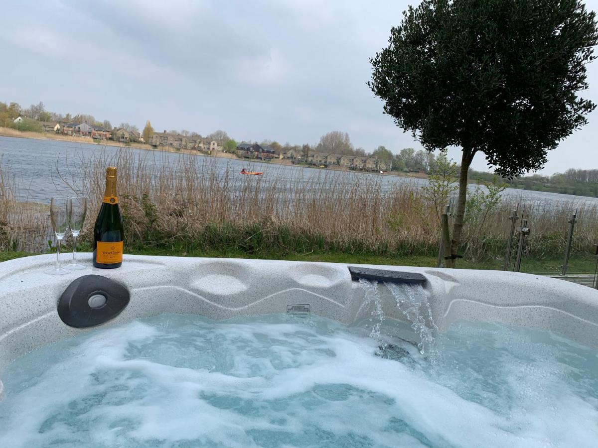 Cotswolds Lakehouse, With Hot Tub & Spa Access, Lower Mill Estate Somerford Keynes Экстерьер фото
